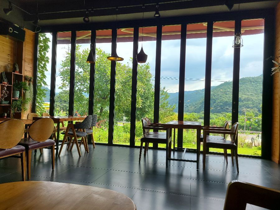 카페 내부 창가 좌석에서 바라본 수비계곡 풍경