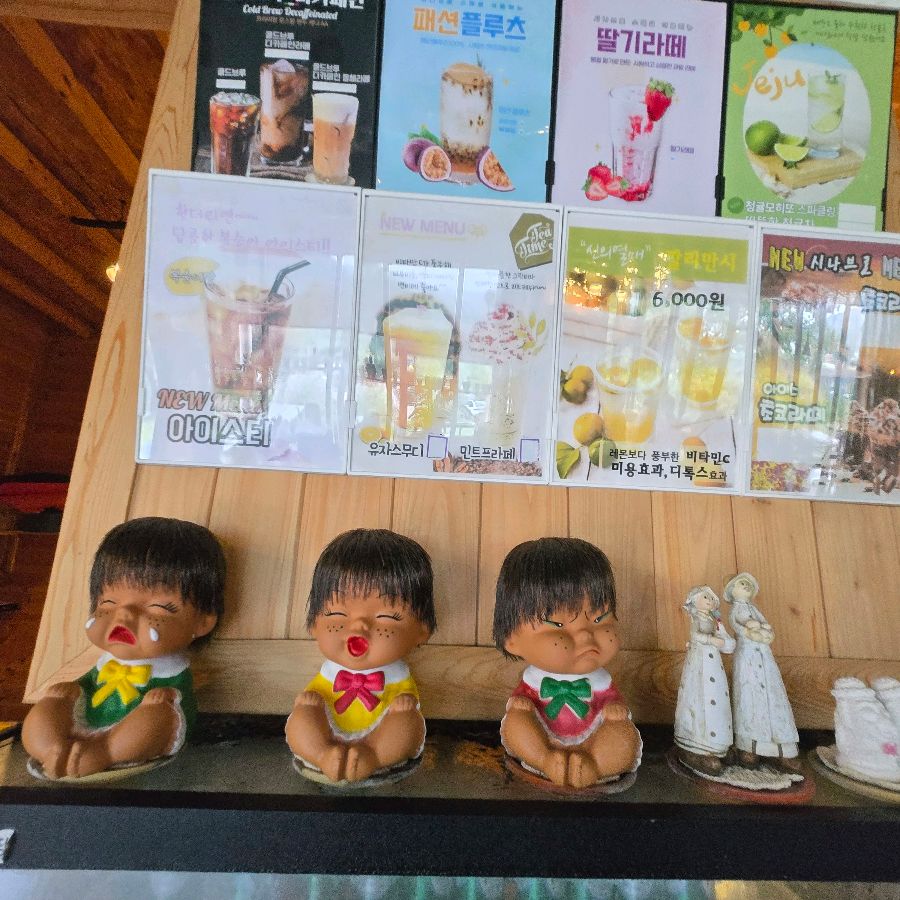 다양한 메뉴를 소개하는 안내판