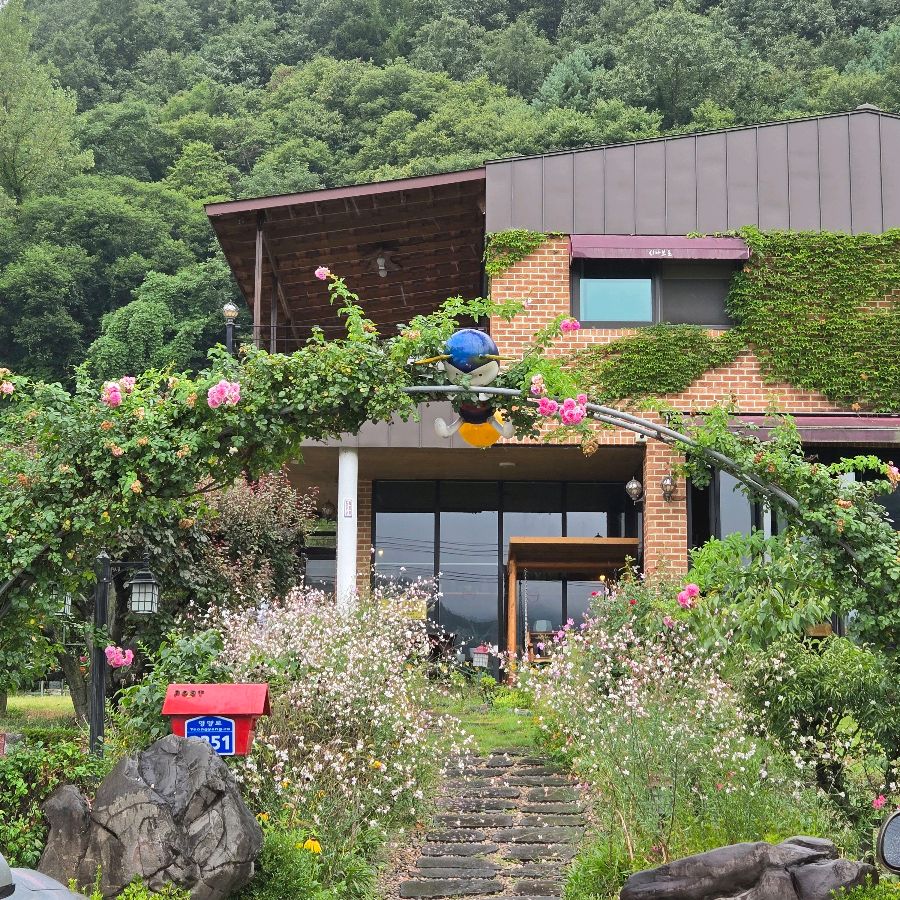 아름다운 정원을 가진 카페 시나브로