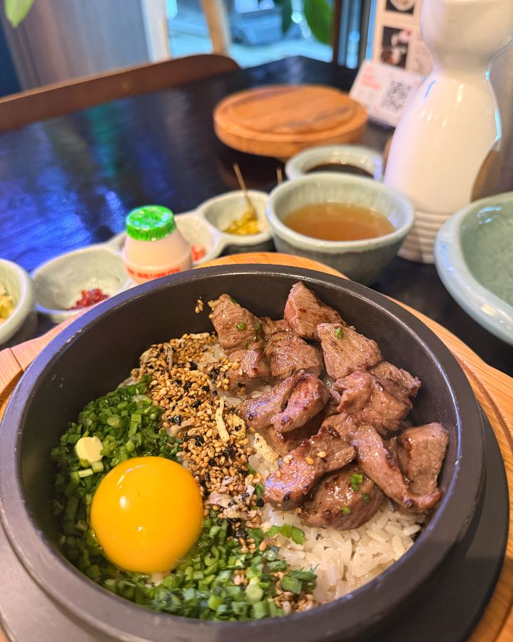 스테이크 솥밥 근접샷