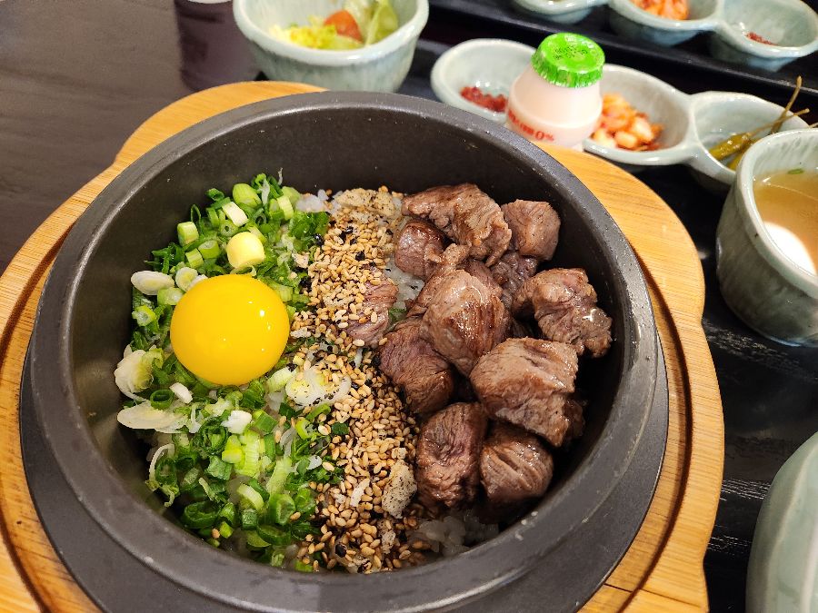 스테이크 솥밥과 곁들임