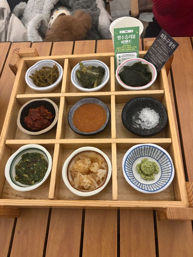 다채로운 맛을 담은 구절판의 클로즈업 샷