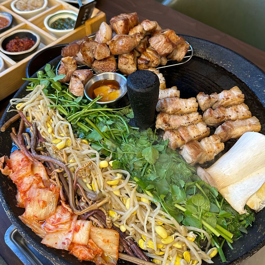 구워져 나온 삼겹살과 목살, 풍성한 곁들임 채소의 조화