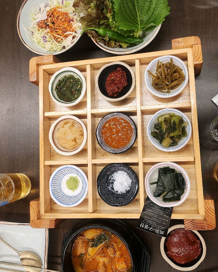 다채로운 곁들임 찬이 담긴 구절판의 아름다운 모습