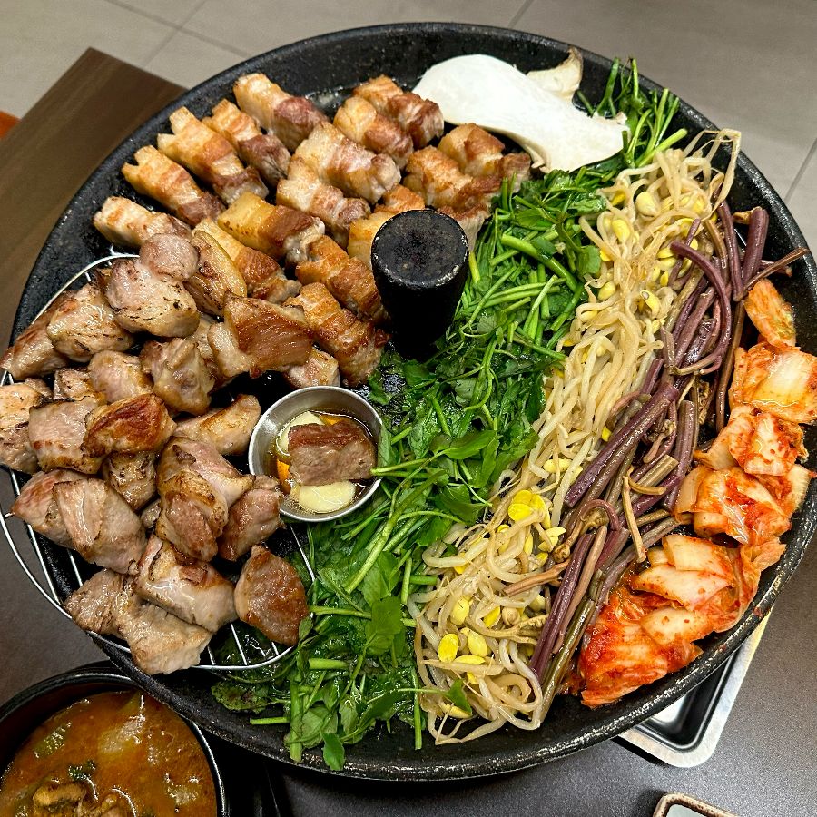 숯불 위에서 맛있게 구워져 나온 삼겹살과 목살