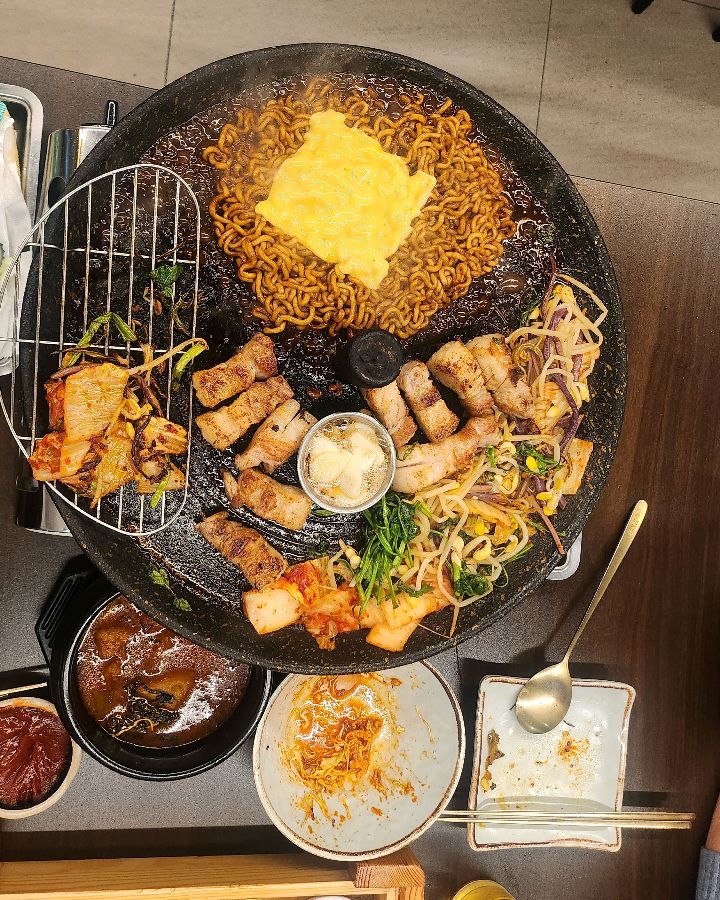 고기와 함께 즐기는 짜장라면