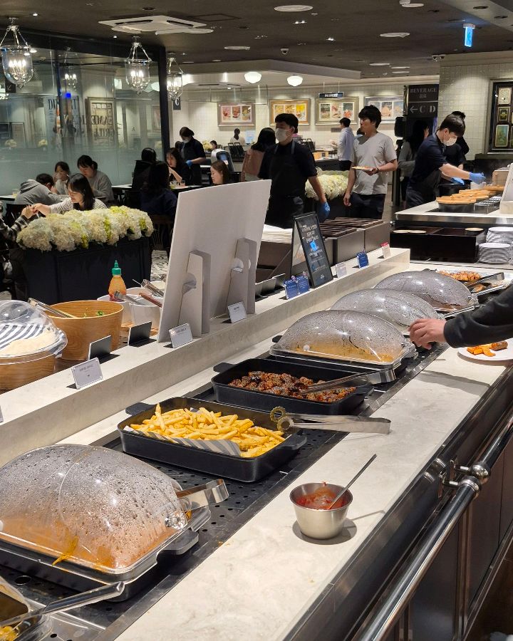 다양한 뷔페 메뉴