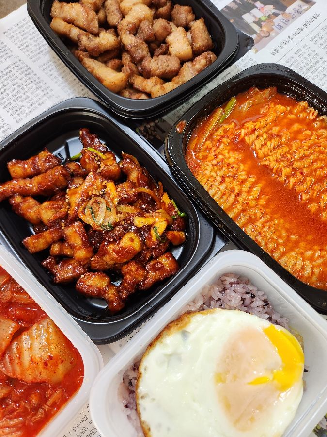 다채로운 구성의 고기 한상 차림