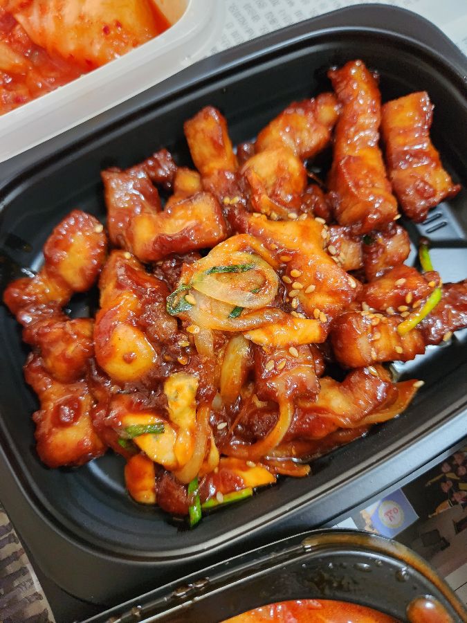 매콤달콤한 양념에 버무려진 고기