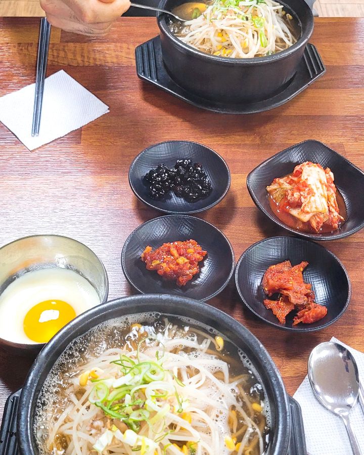 배블리콩나물국밥 한 상 차림