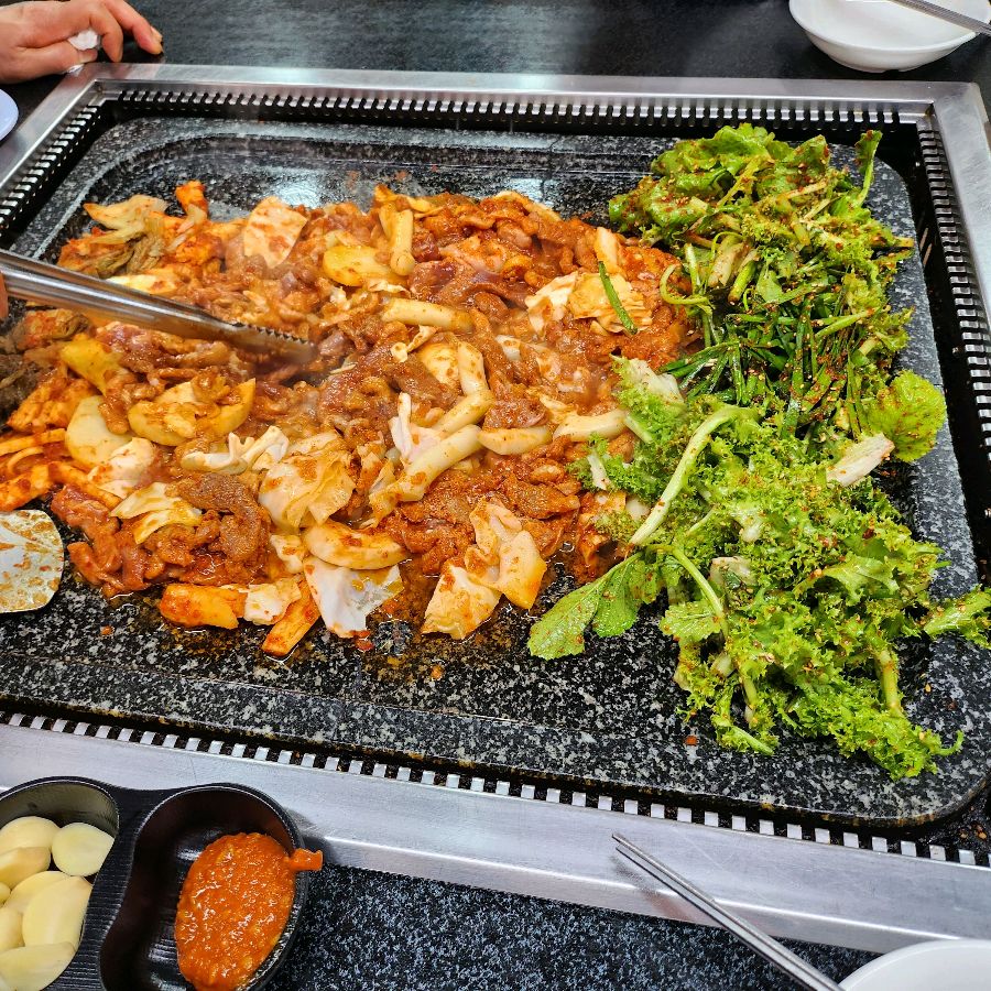 오리주물럭과 신선한 야채의 조화