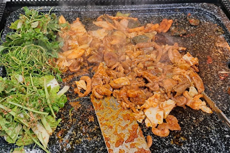 지글지글 익어가는 오리 더덕 주물럭