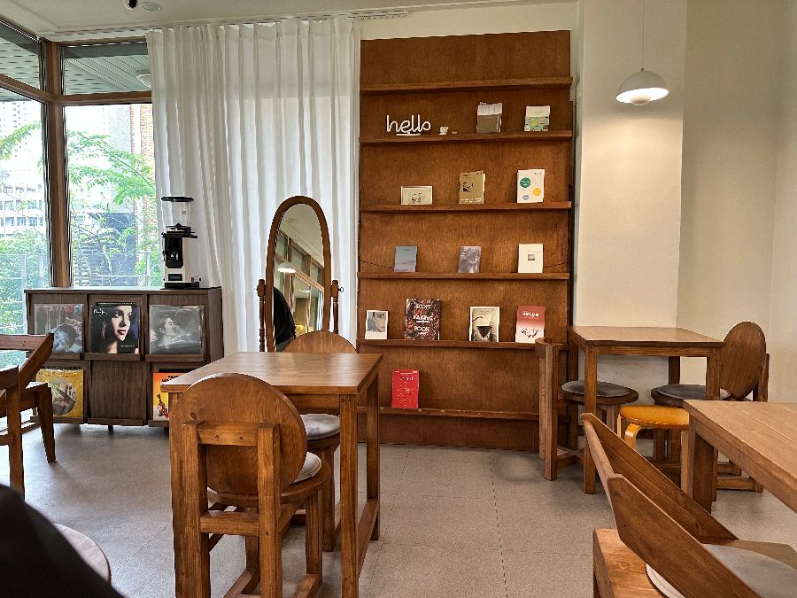 따뜻한 나무 소재 가구와 책들이 비치된 카페 내부