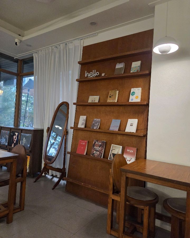 책과 소품으로 꾸며진 인테리어