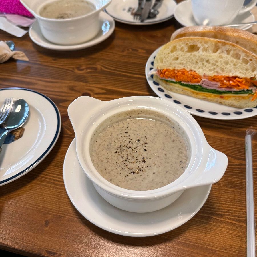 따뜻한 양송이 스프와 샌드위치의 조화