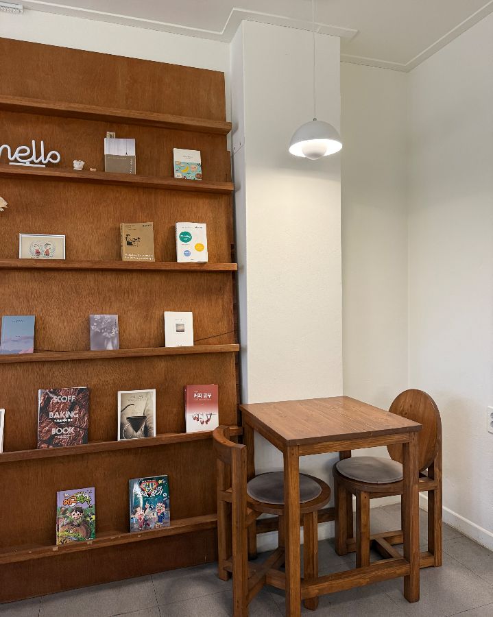카페 내부의 책장과 테이블