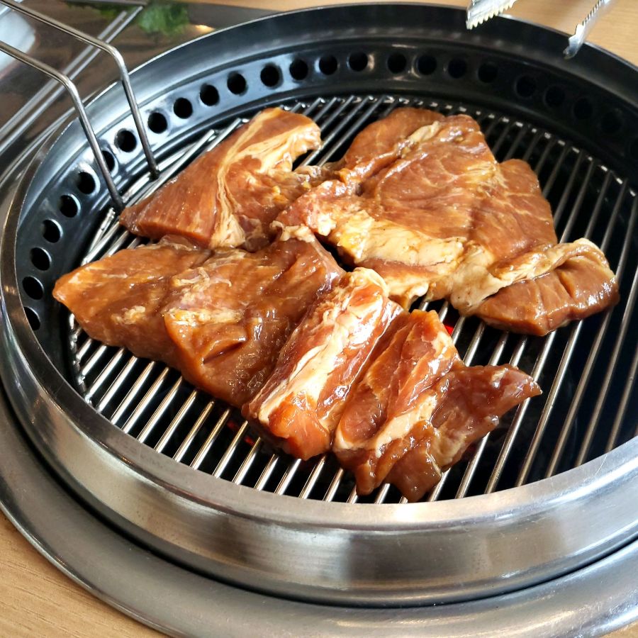 윤기가 흐르는 화홍문갈비의 양념갈비