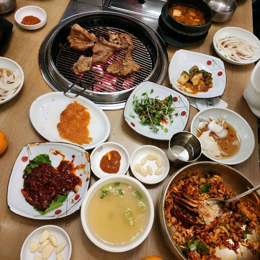 다채로운 밑반찬과 갈비의 조화