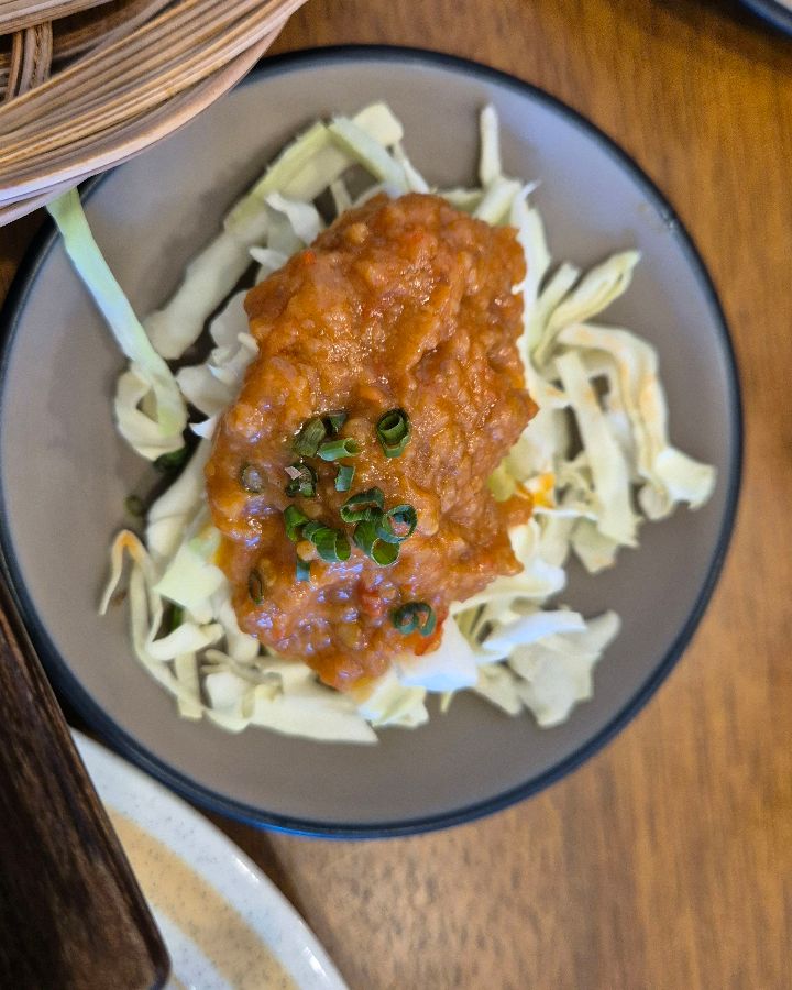 매콤한 소스가 매력적인 곁들임