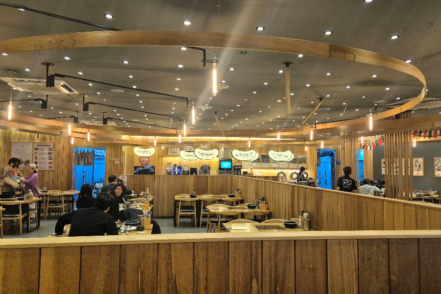 넓고 테이블 간 간격이 넓어 편안한 식사를 즐길 수 있는 내부 전경