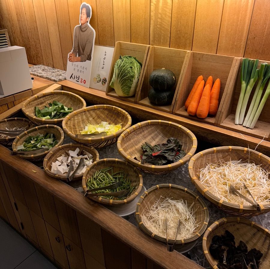 신선한 야채가 가득한 샐러드바 코너