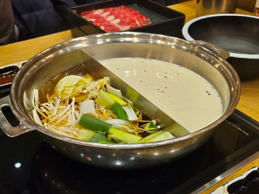 가쓰오부시 육수와 얼큰 육수가 담긴 냄비