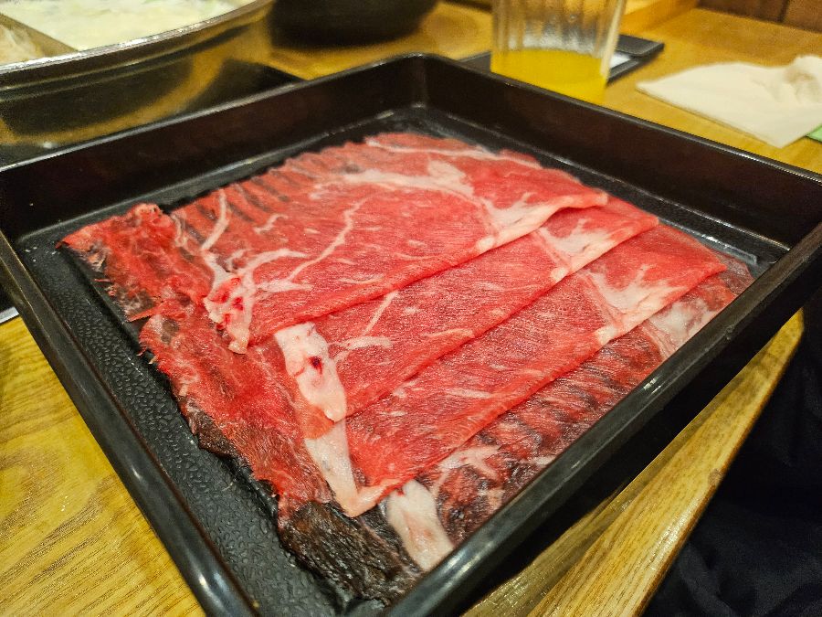 신선한 소고기의 마블링이 돋보이는 모습