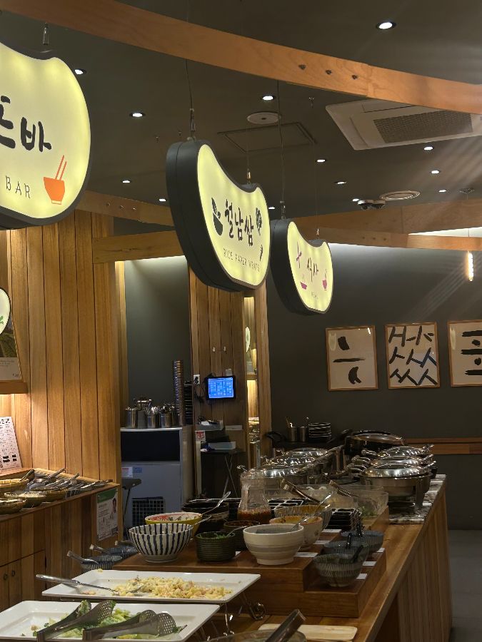 월남쌈 코너에서 다양한 재료를 선택할 수 있다.