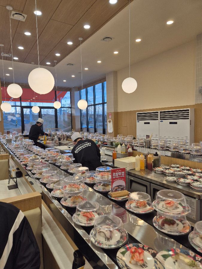 회전초밥 레일 위를 가득 채운 초밥들