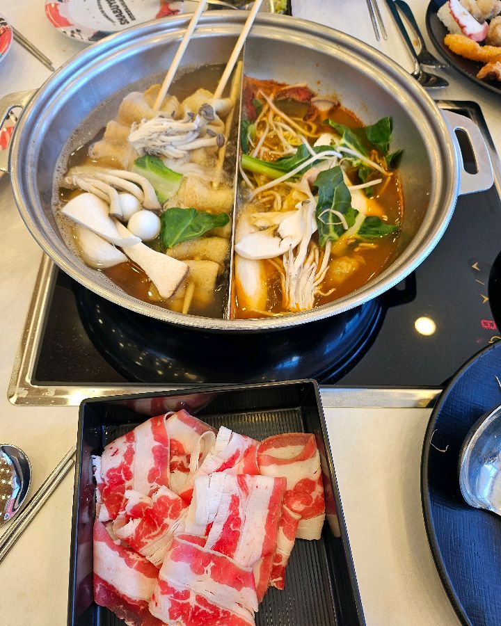 다양한 재료를 넣고 끓인 샤브샤브