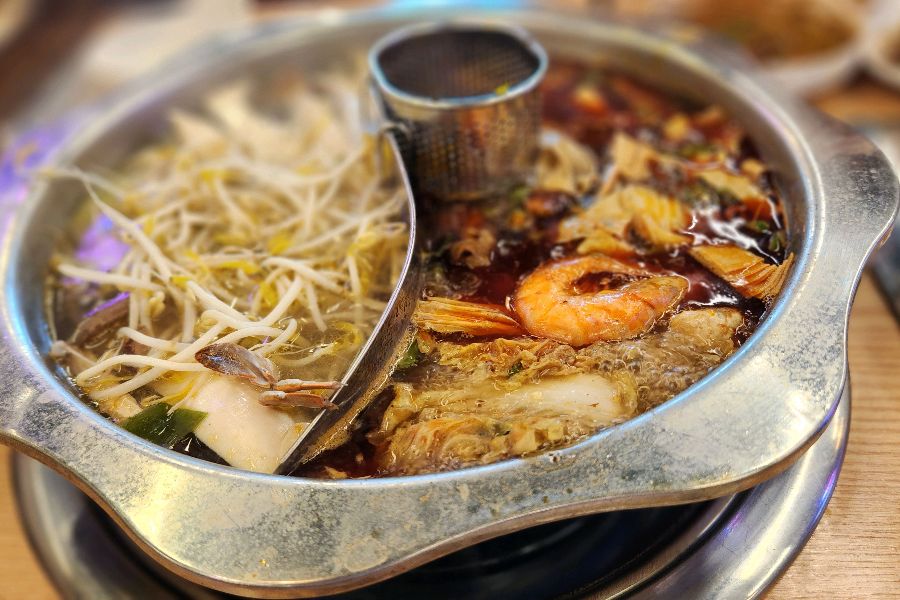 다채로운 재료가 듬뿍 들어간 훠궈