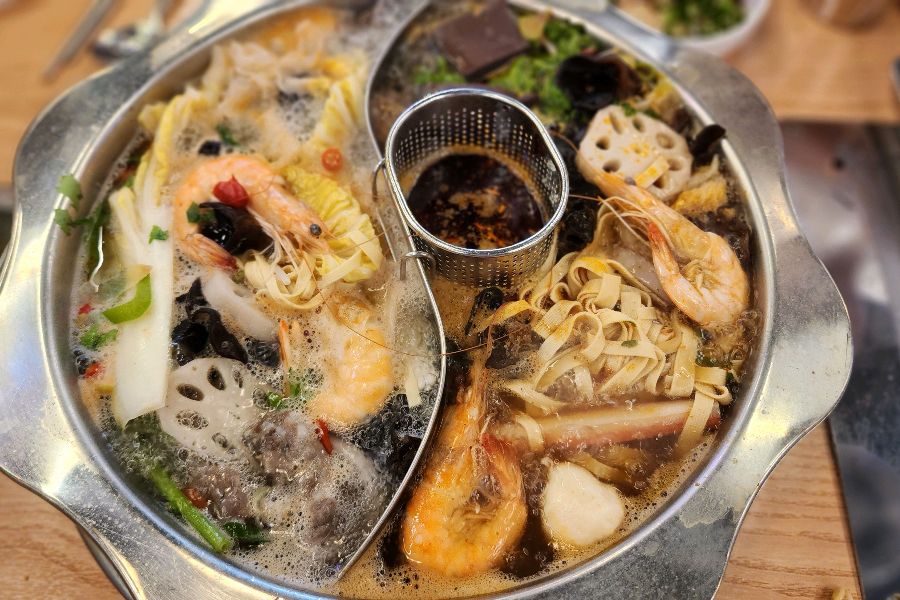 홍탕과 백탕, 두 가지 육수를 동시에 즐길 수 있는 훠궈