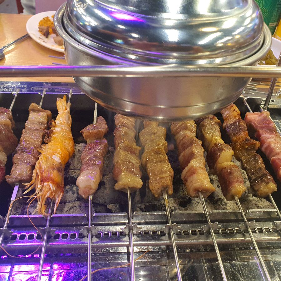 숯불 위에서 노릇하게 익어가는 양꼬치