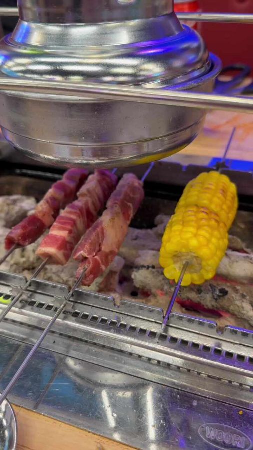 자동으로 구워주는 시스템이 편리함을 더하는 양꼬치