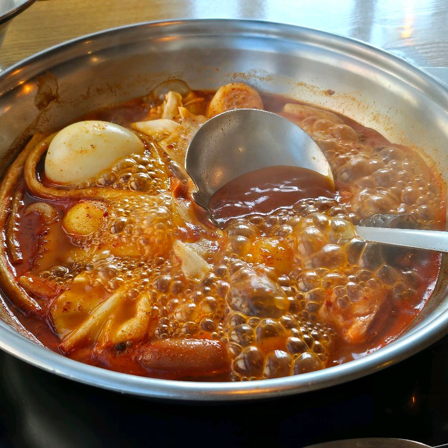 보글보글 끓는 떡볶이