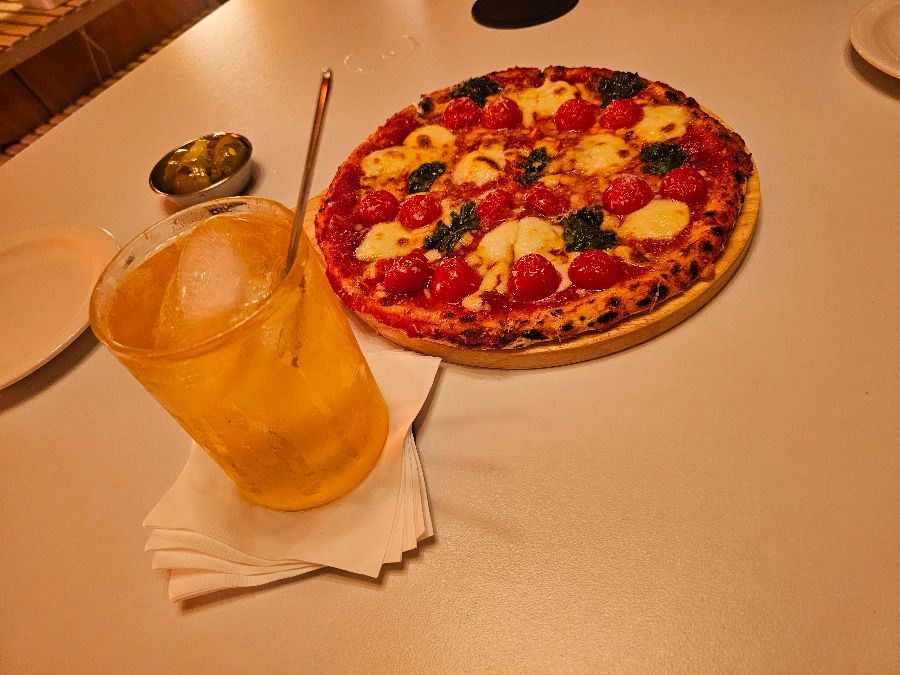 니코스의 시그니처 피자와 하이볼