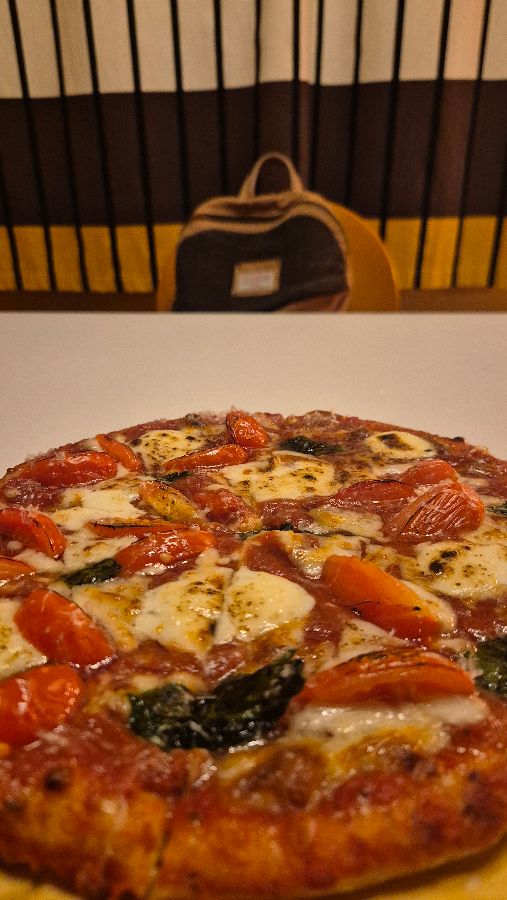 신선한 토마토와 바질이 올라간 피자