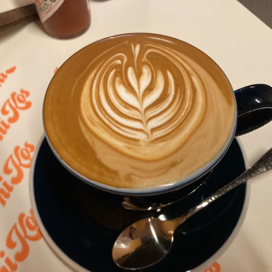 향긋한 라떼 아트가 돋보이는 커피