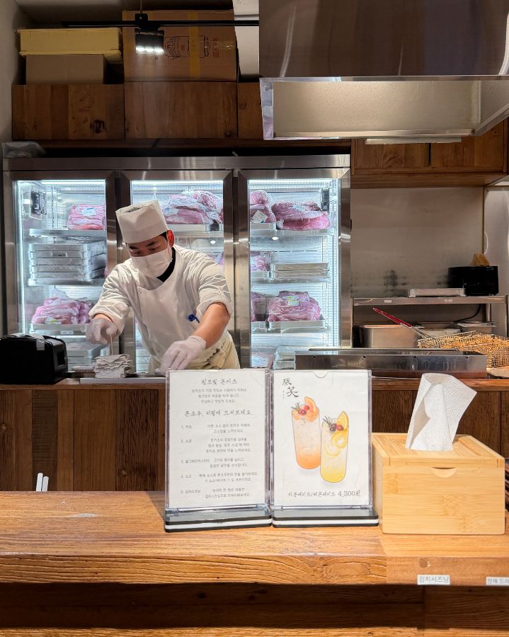 톤쇼우 남포 주방: 숙성된 돼지고기를 손질하는 모습이 보인다.