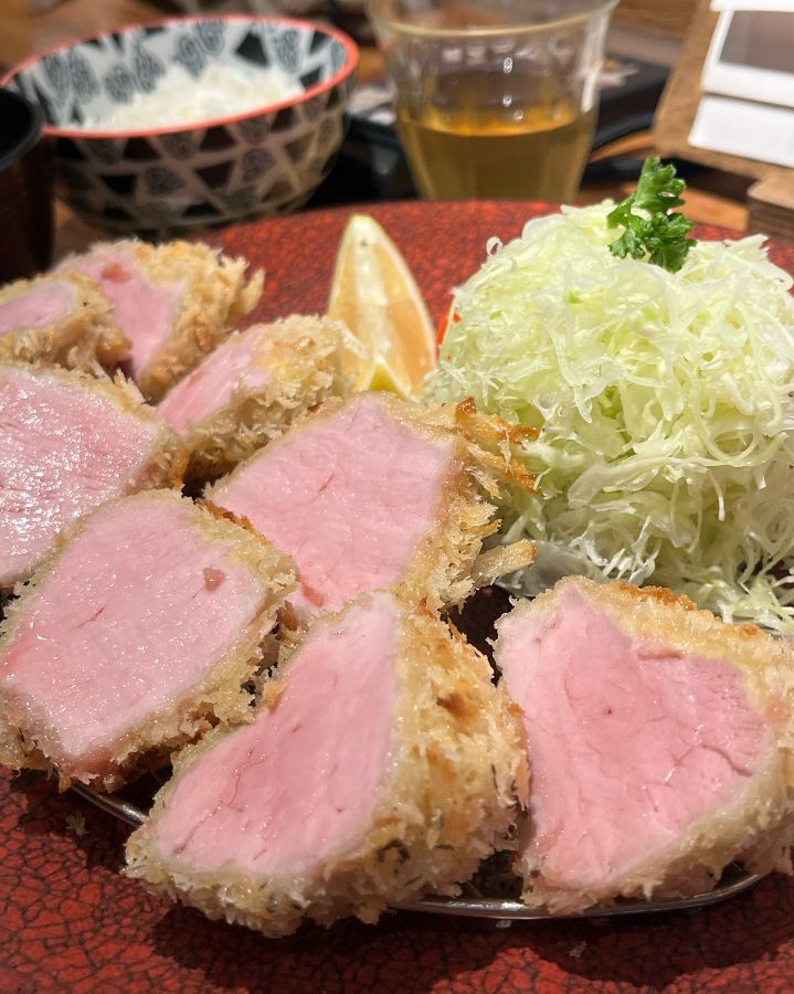 톤쇼우 남포 버크셔K 히레카츠: 겉은 바삭하고 속은 촉촉한 이상적인 단면을 자랑한다.