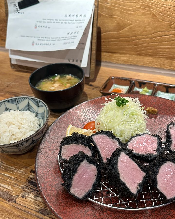 톤쇼우 남포 프리미엄 히레카츠 정식: 밥, 국, 샐러드, 다양한 소스가 함께 제공된다.