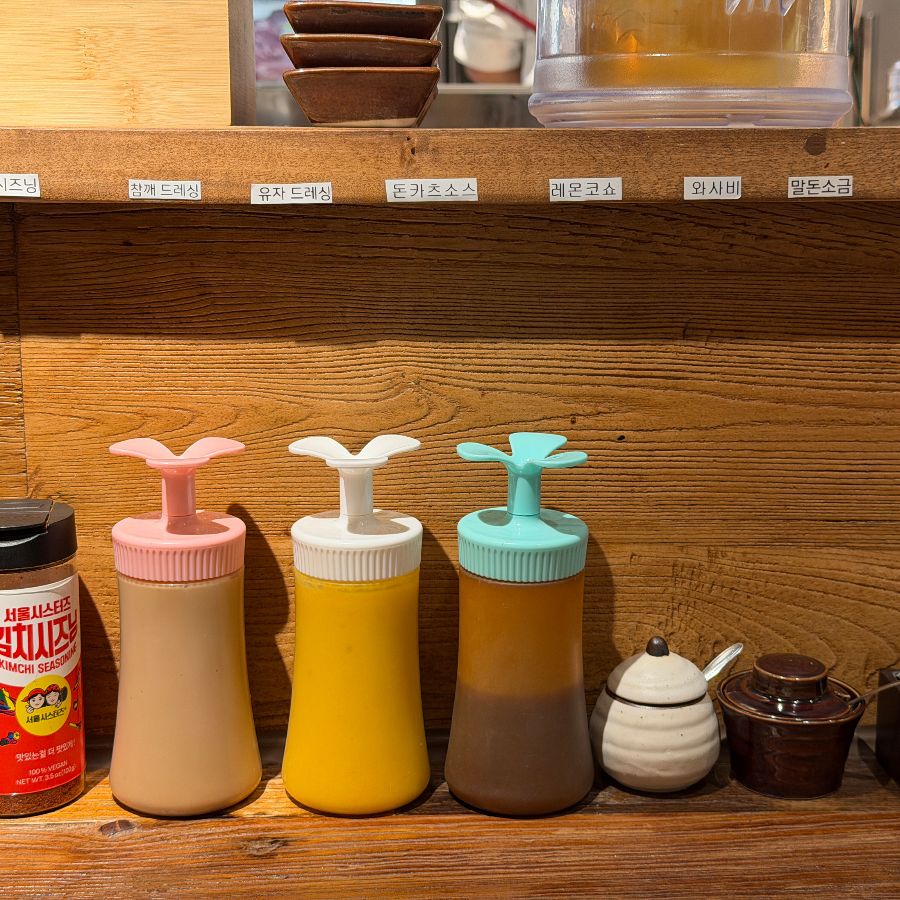 톤쇼우 남포 소스: 다양한 종류의 소스를 취향에 따라 즐길 수 있다.