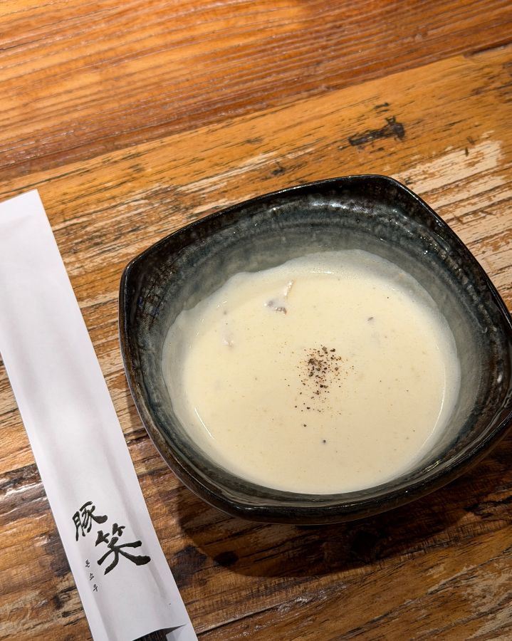 톤쇼우 남포 식전 스프: 따뜻하고 부드러운 양송이 스프가 제공된다.