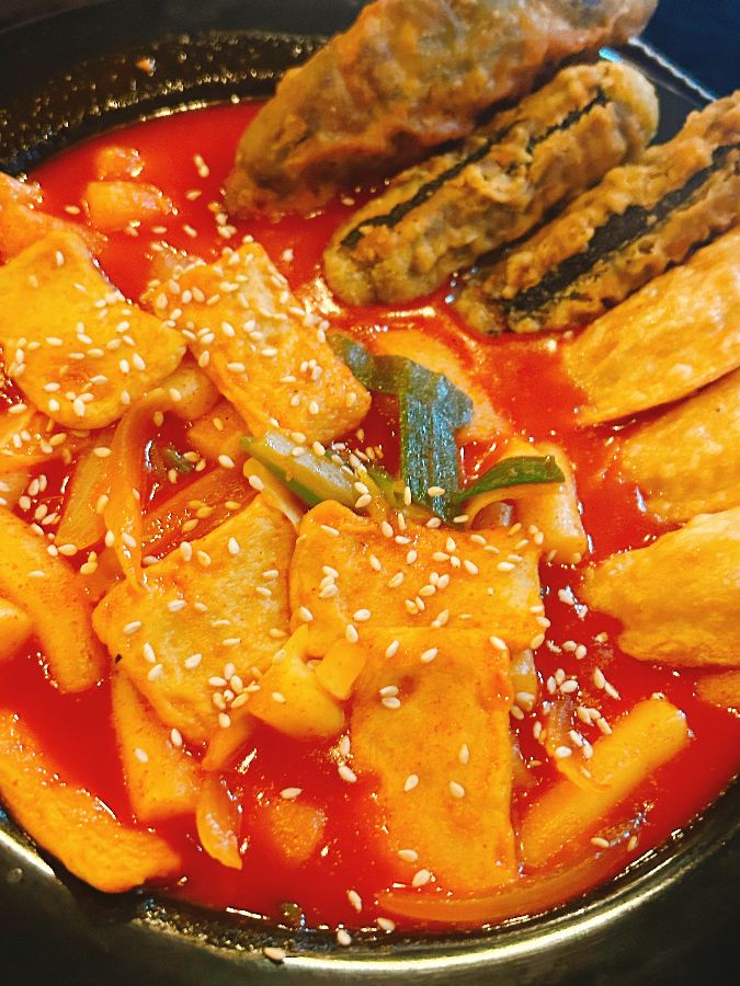 매콤달콤한 볶음 우동과 바삭한 튀김의 조화