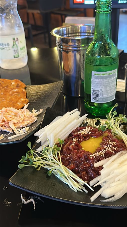 신선한 육회와 곁들여 마시는 술 한 잔