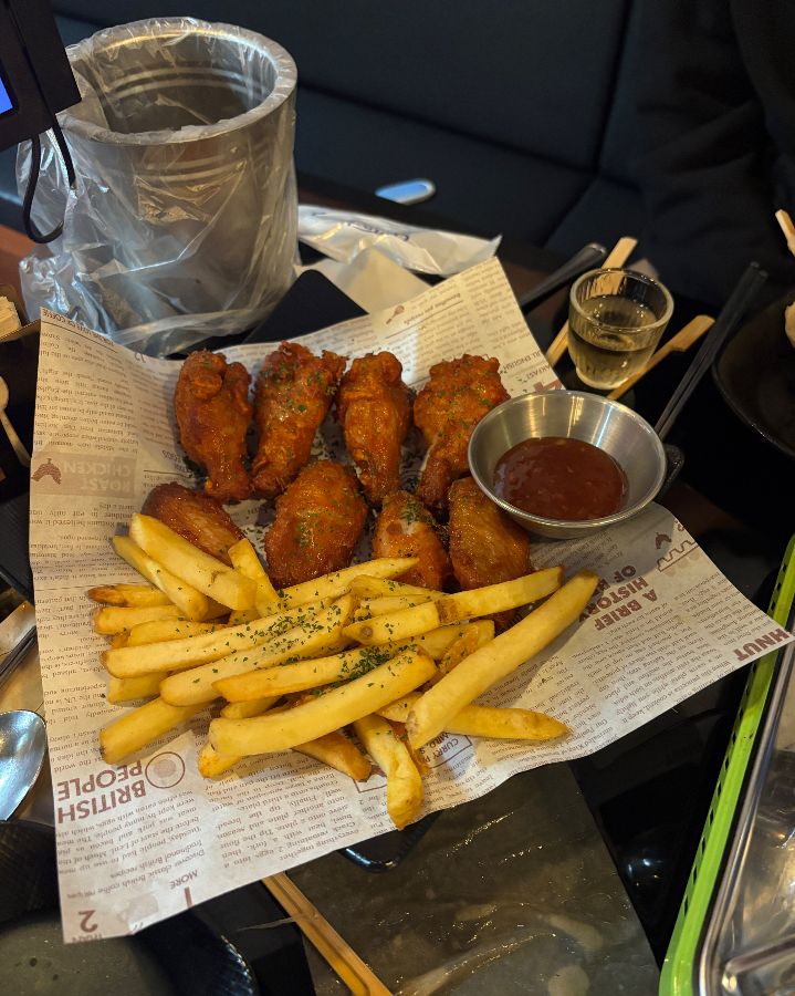 바삭한 윙과 감자튀김