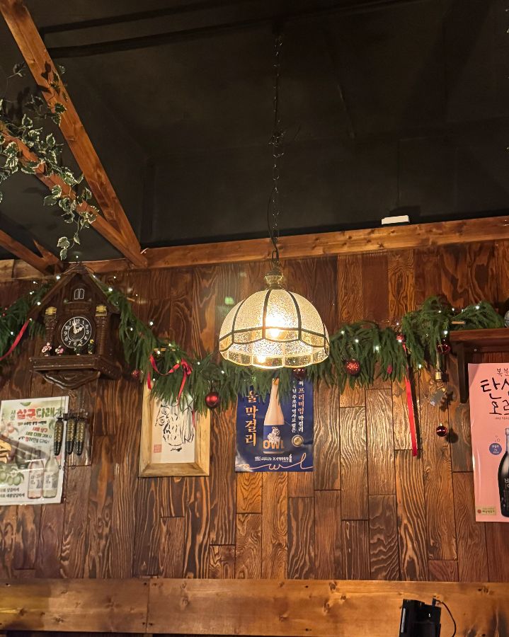 앤티크한 벽시계와 은은한 조명이 어우러진 인테리어