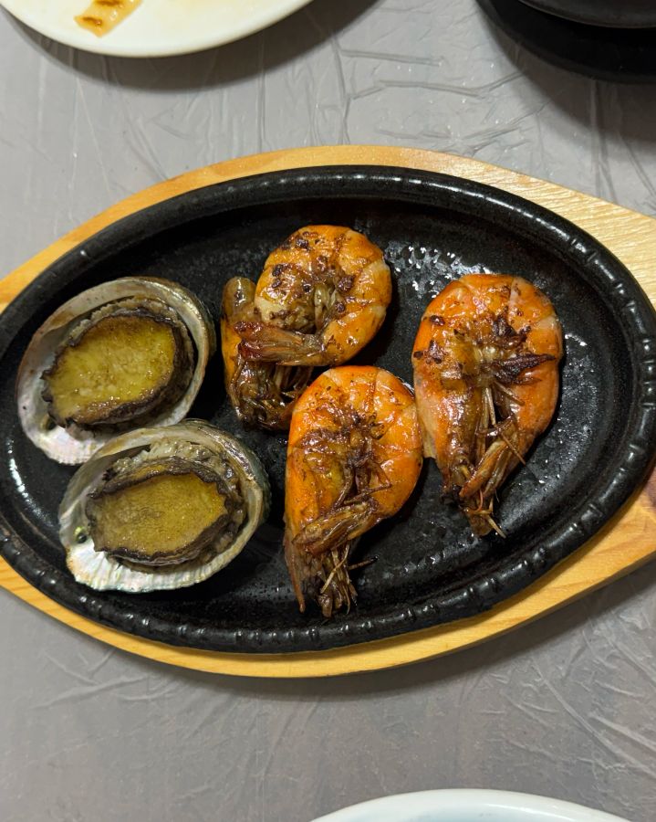 싱싱한 해산물과 곁들임 반찬