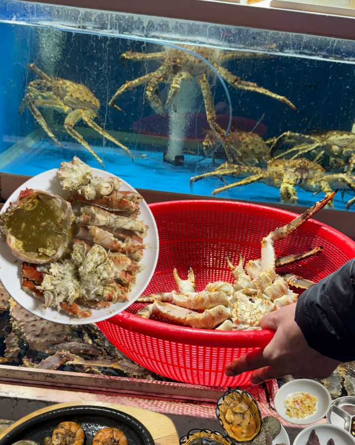 수족관에서 갓 꺼낸 싱싱한 킹크랩