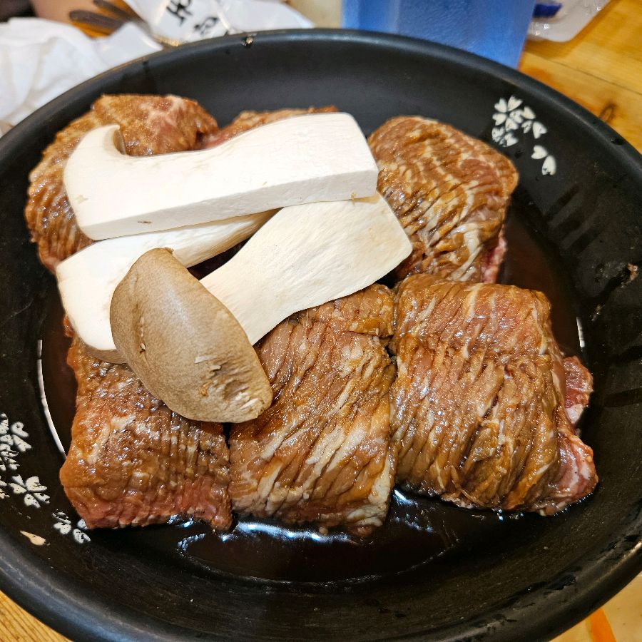 탐스러운 양념 갈비: 윤기가 자르르 흐르는 비주얼이 식욕을 자극한다.